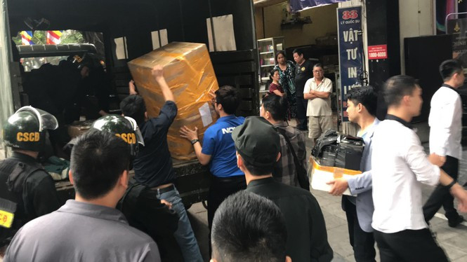 Cảnh sát khám xét cơ sở của Nhật Cường.