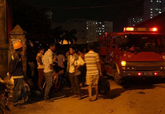 Xe cứu hỏa có mặt kịp thời tại hiện trường khống chế đám cháy.