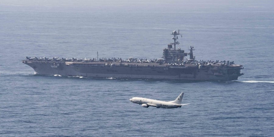 Một chiếc P-8 Poseidon bay cùng với hàng không mẫu hạm USS John C. Stennis (CVN 74) ở eo biển Gibraltar