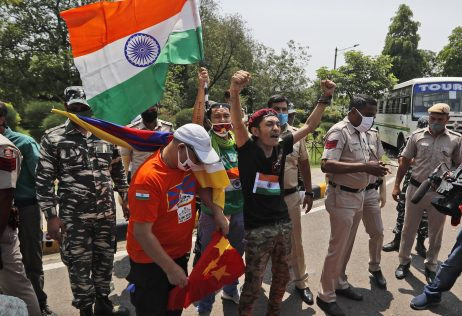 Một số người Tây Tạng lưu vong phản đối Trung Quốc tại đại sứ quán ở New Delhi