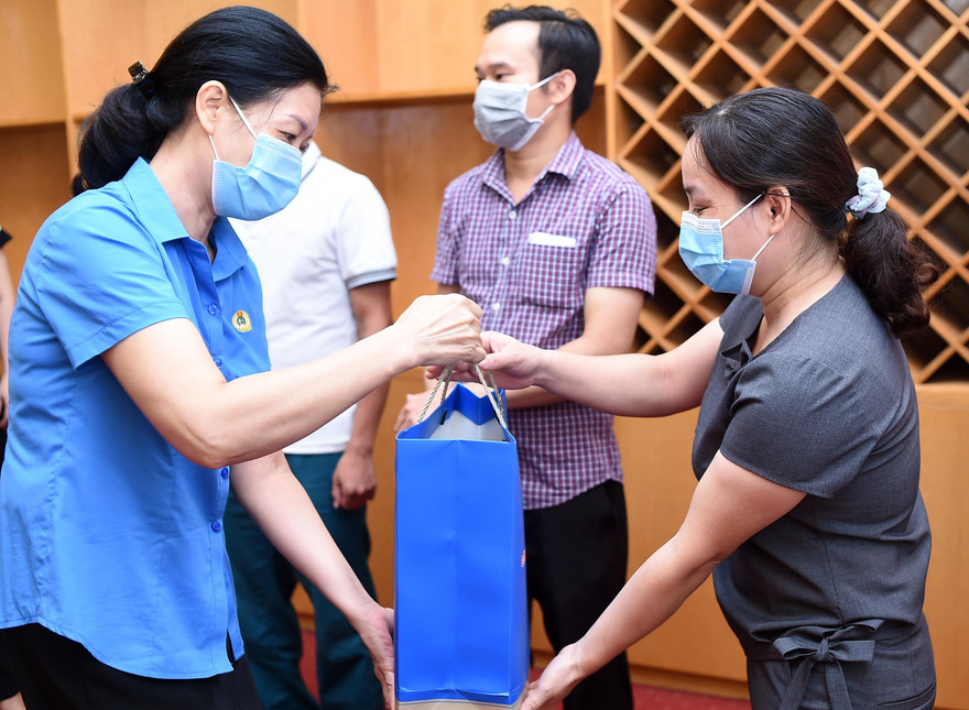 Chị Phan Phương Hạnh trao tặng suất quà đại diện lao động. Ảnh: Xuân Tùng