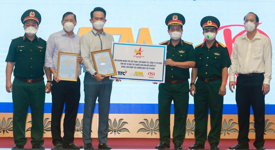 Trao tặng 10.000 túi thuốc tới cán bộ, chiến sĩ Bộ Tư lệnh TPHCM