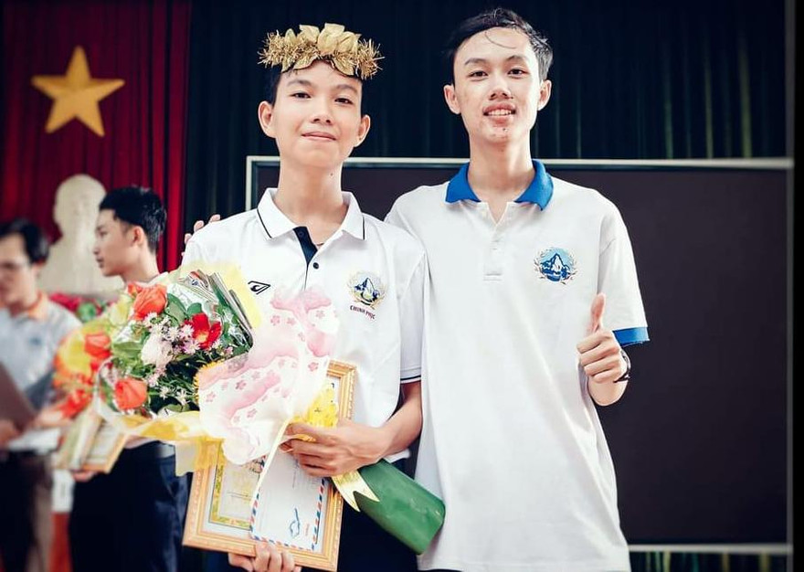 Tân Nhật chụp ảnh với Quý Hải sau cuộc thi Olympia ở trường. Ảnh: NVCC