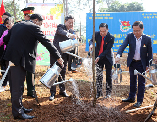 Bí thư T.Ư Đoàn Nguyễn Anh Tuấn cùng lãnh đạo Đảng ủy Khối Doanh nghiệp T.Ư và các đại biểu tham gia trồng cây xanh tại Vườn cây Thanh niên thuộc Khu di tích K9.