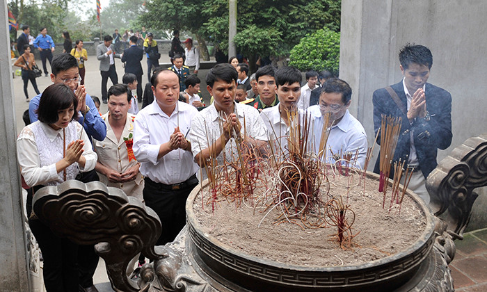 Các Gương mặt trẻ Việt Nam tiêu biểu dâng hương, báo công tại Đền Hùng (ảnh: Xuân Tùng)