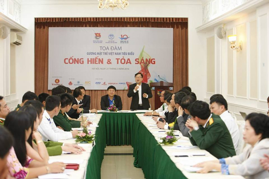 Tổng biên tập báo Tiền Phong Lê Xuân Sơn - Phó Chủ tịch Hội đồng Điều hành Quỹ, Giám đốc Quỹ Hỗ trợ Tài năng trẻ Việt Nam phát biểu bắt đầu buổi tọa đàm. Ảnh: Như Ý