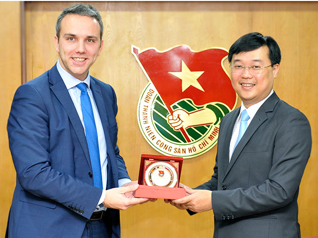 Anh Lê Quốc Phong (bên phải) – Ủy viên dự khuyết BCH T.Ư Đảng, Bí thư T.Ư Đoàn tặng logo huy hiệu Đoàn TNCS Hồ Chí Minh cho ông Vandenkendelaere 