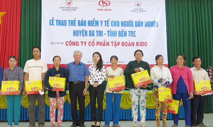 2.000 thẻ bảo hiểm y tế và quà được Tập đoàn KIDO gửi tặng các hộ nghèo, cận nghèo