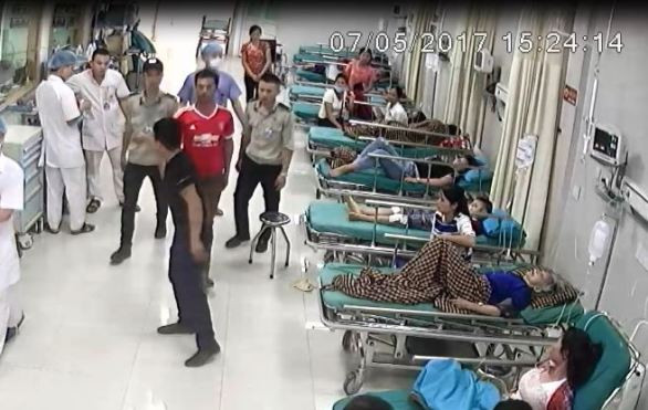 Đối tượng chỉ tay vào mặt bác sĩ. Ảnh BV Hùng Vương.