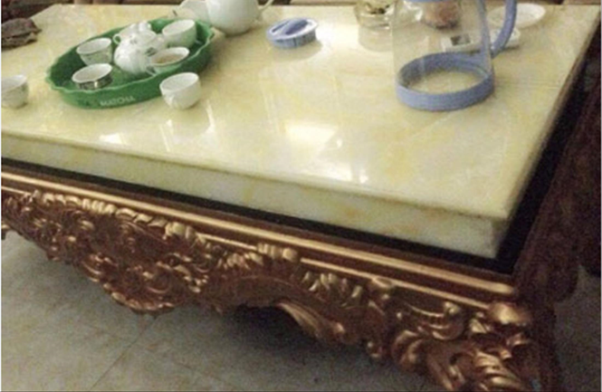 Chiếc bàn bị sứt đã được gắn keo, sử dụng lại.