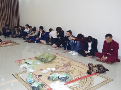 Các đối tượng bị bắt quả tang khi đánh bạc.