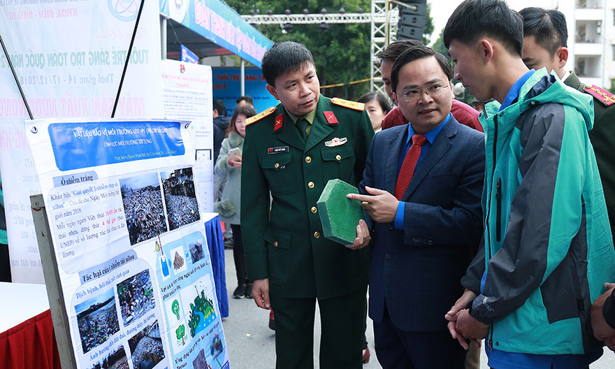 Bí thư thường trực T.Ư Đoàn Nguyễn Anh Tuấn tham guan các gian hàng tại triển lãm