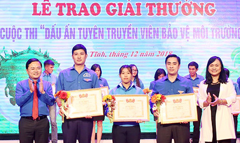 Trao Giải thưởng Cuộc thi “Dấu ấn tuyên truyền viên bảo vệ môi trường”.