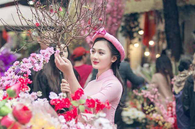 Nữ sinh Ngoại thương khoe sắc cùng hoa đào 