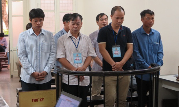 Các bị cáo trước vành móng ngựa.