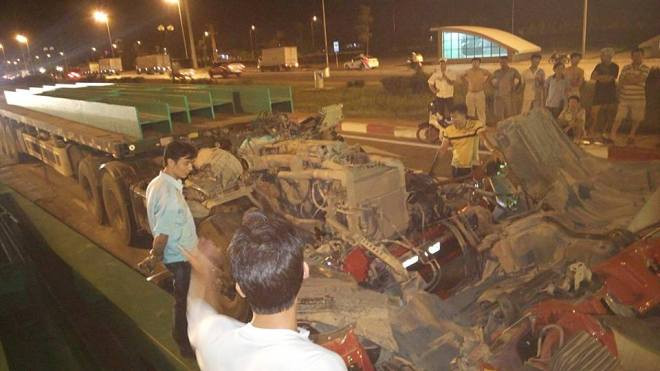 Các thanh dầm lao theo quán tính khiến cabin ô tô nát vụn. Nguồn Internet