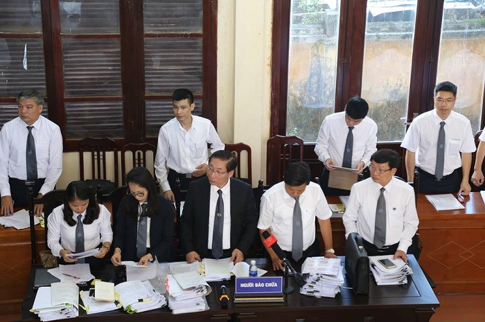 Nhóm luật sư bảo vệ cho 3 bị cáo tại tòa.