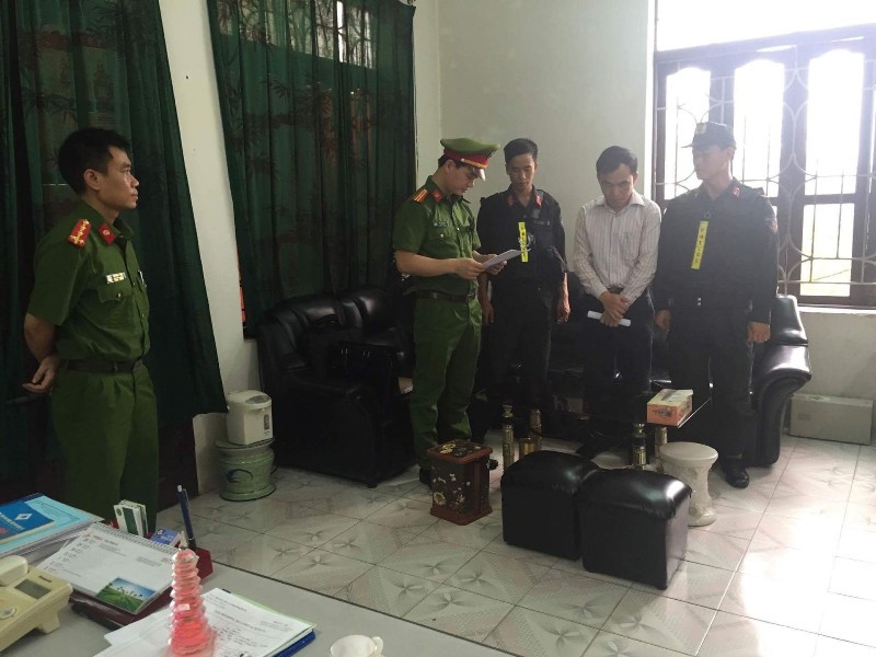 Công an đọc quyết định khởi tố. Ảnh Công an Hà Nam.