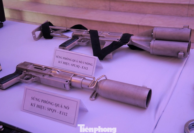 Súng phóng quả nổ 3 nòng và 1 nòng của lực lượng công an.