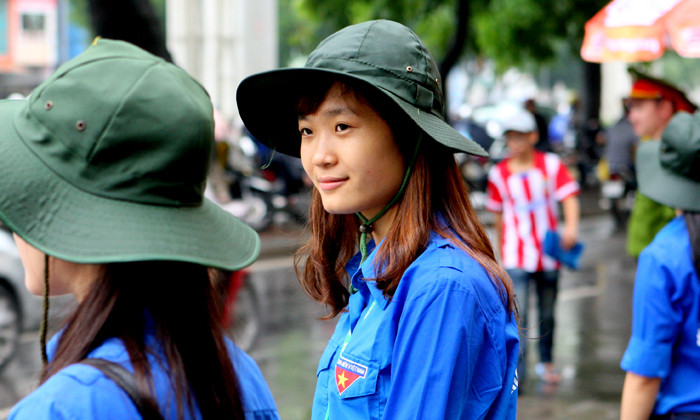 Nụ cười tình nguyện dưới mưa