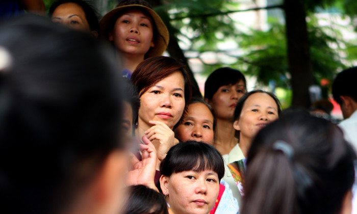 Những ánh mắt đổ dồn về phía cổng trường của phụ huynh khi hết giờ thi