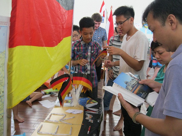 Gian hàng bày bán các sản phẩm gắn với nền văn hóa từng quốc gia.