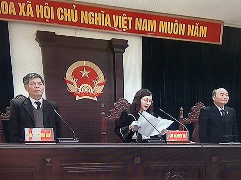 Hội đồng xét xử tuyên án.