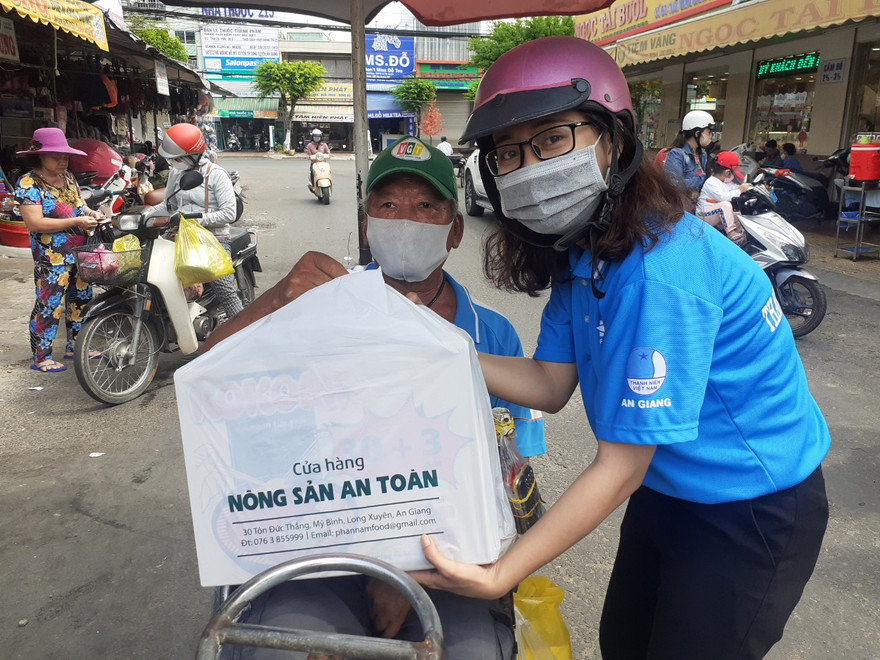 Tặng quà người bán vé số dạo trước thời điểm dừng phát hành xổ số