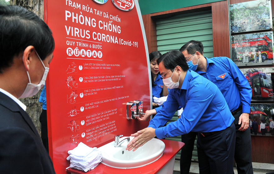 Trạm rửa tay dã chiến chống dịch Covid-19 đầu tiên tại Hà Nội