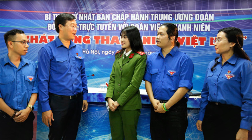 Bí thư thứ nhất T.Ư Đoàn Lê Quốc Phong trao đổi với các đại biểu tại chương trình đối thoại trực tuyến. Ảnh: Như Ý