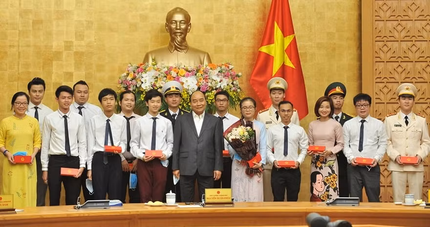 Thủ tướng Nguyễn Xuân Phúc chụp ảnh lưu niệm cùng các Gương mặt trẻ Việt Nam tiêu biểu và triển vọng năm 2019. Ảnh: Xuân Tùng