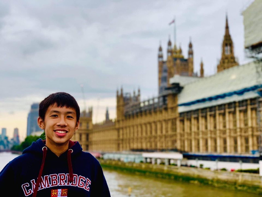 Phạm Thiệu Bảo bán đấu giá tranh ủng hộ phòng chống dịch COVID-19. Ảnh: NVCC