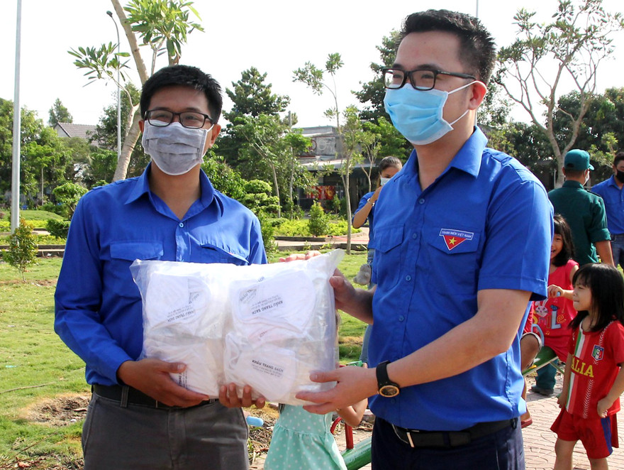 Anh Nguyễn Tường Lâm - Phó Chủ tịch thường trực T.Ư Hội LHTN Việt Nam trao tặng khẩu trang trong chương trình "Tháng Ba biên giới" tại An Giang.