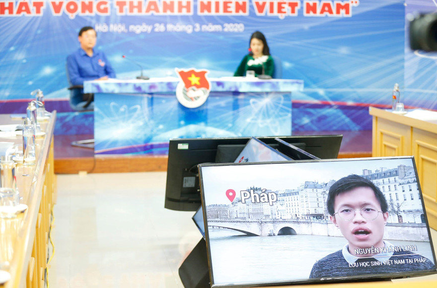 Bí thư thứ nhất T.Ư Đoàn Lê Quốc Phong trao đổi với các đại biểu tại chương trình đối thoại trực tuyến. Ảnh: Như Ý