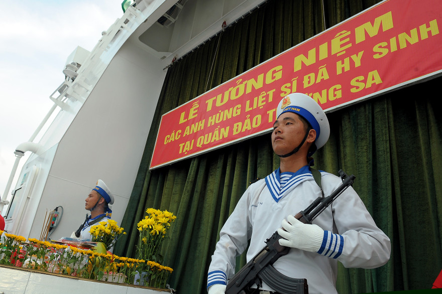 Đoàn Hành trình Tuổi trẻ vì biển đảo quê hương năm 2019 tưởng niệm các anh hùng liệt sỹ đã hy sinh tại quần đảo Trường Sa. Ảnh: Xuân Tùng