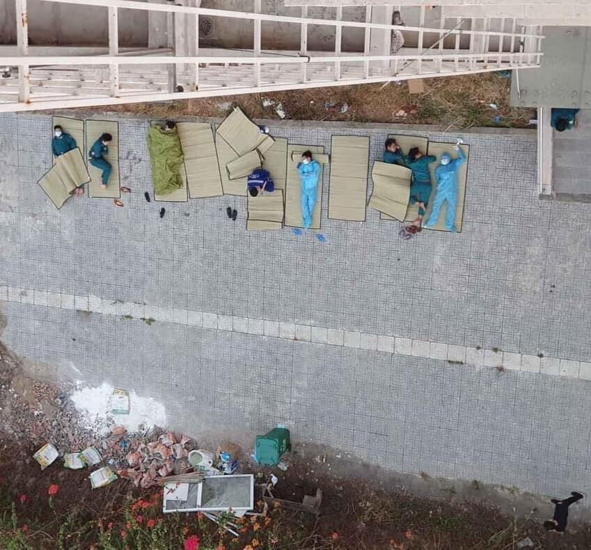 Xúc động hình ảnh 'những chiến binh thầm lặng' chống dịch Covid-19