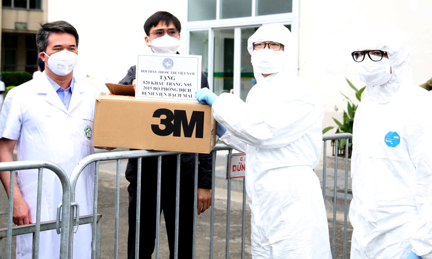 Thêm máy thở, phòng áp lực âm và đồ bảo hộ đến bệnh viện chống dịch
