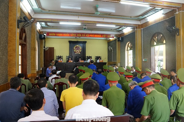 Toàn cảnh phiên tòa sáng 18/7.