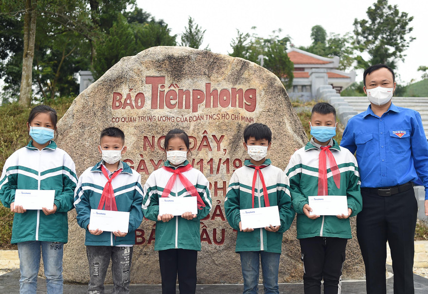 Tuổi trẻ Báo Tiền Phong về nguồn dịp 68 năm ra số đầu tiên