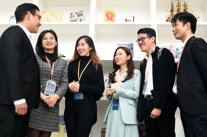 Các đại biểu trí thức trẻ trao đổi trong khuôn khổ hoạt động của Diễn đàn. Ảnh: Xuân Tùng