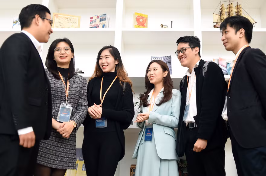 Các đại biểu trí thức trẻ trao đổi trong khuôn khổ hoạt động của Diễn đàn. Ảnh: Xuân Tùng