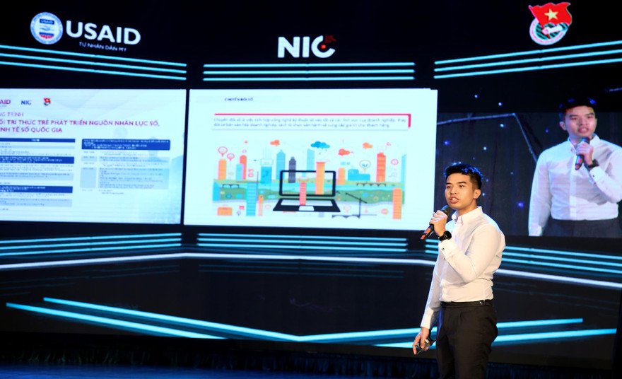 Đại biểu Đào Văn Hân trình bày về chủ đề Xây dựng Chính phủ điện tử. Ảnh: Lâm Đăng Hải.