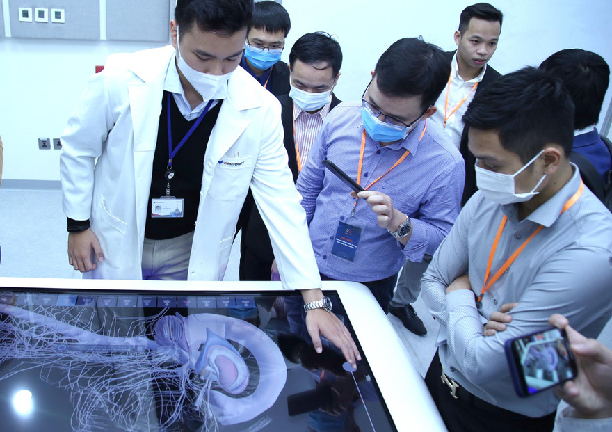 Trí thức trẻ trải nghiệm ở phòng công nghệ y sinh Đại học VinUni