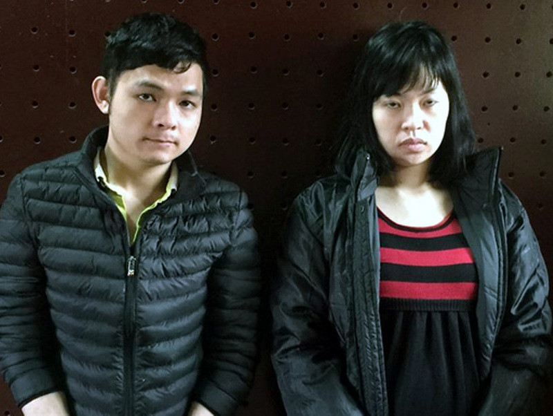 Cặp đôi ném lựu đạn vào công an khi bị kiểm tra.