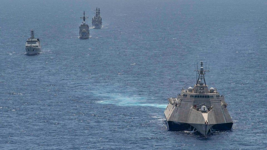 Tàu khu trục JS Yuugiri của hải quân Nhật Bản, sau cùng, Tàu tuần tra SLNS 'Sayurala' và SLNS 'Gajabahu, của hải quân Sri Lanka, ở giữa và tàu chiến đấu ven bờ USS Charleston của hải quân Mỹ, hàng đầu, di chuyển theo đội hình.