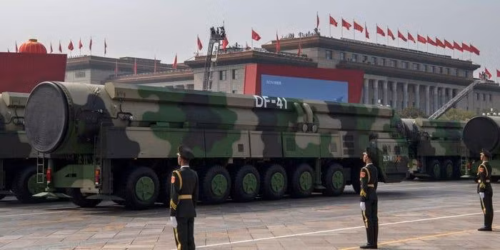 Một số hầm chứa được cho là được xây dựng để chứa ICBM DF-41 mới, một tên lửa được triển khai trong cuộc duyệt binh vào năm 2019. Kevin Frayer / Getty Images