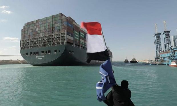 Một người đàn ông vẫy cờ Ai Cập sau khi Ever Given được giải phóng.