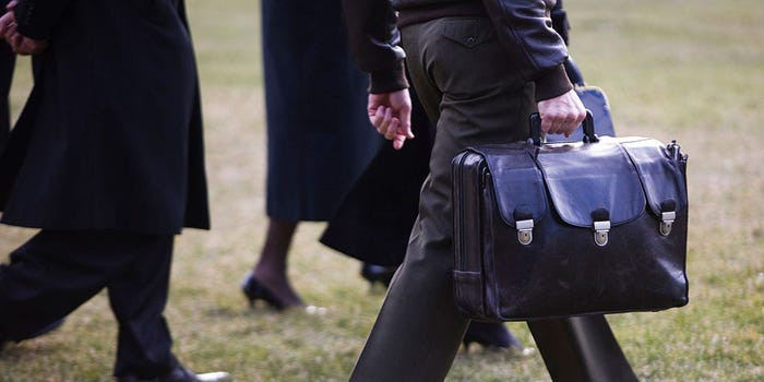 Một sĩ quan quân đội Mỹ mang chiếc cặp hạt nhân, hay còn gọi là "quả bóng đá hạt nhân"