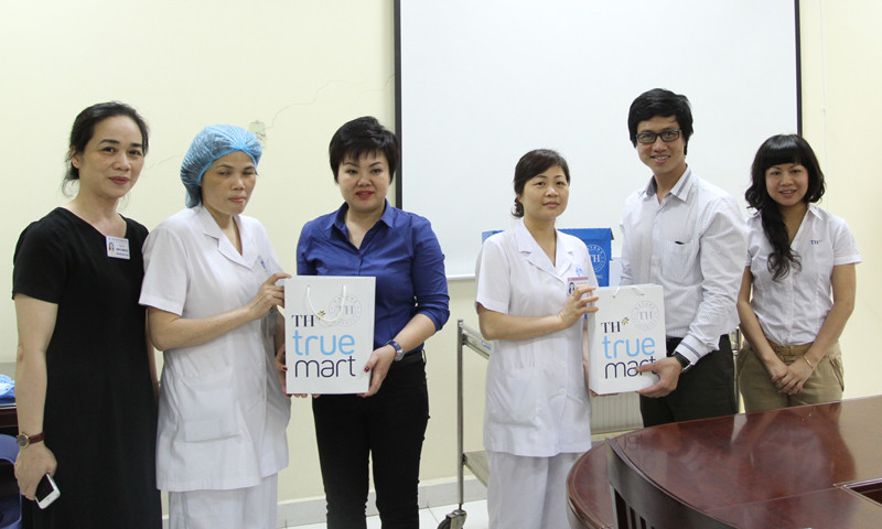 Tặng quà cho bệnh nhi bị sởi tại Viện Nhi T.Ư