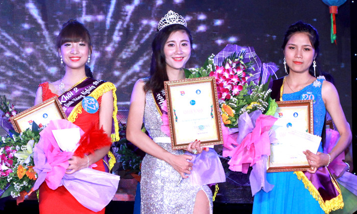 Nữ sinh Nông nghiệp khoe tài sắc